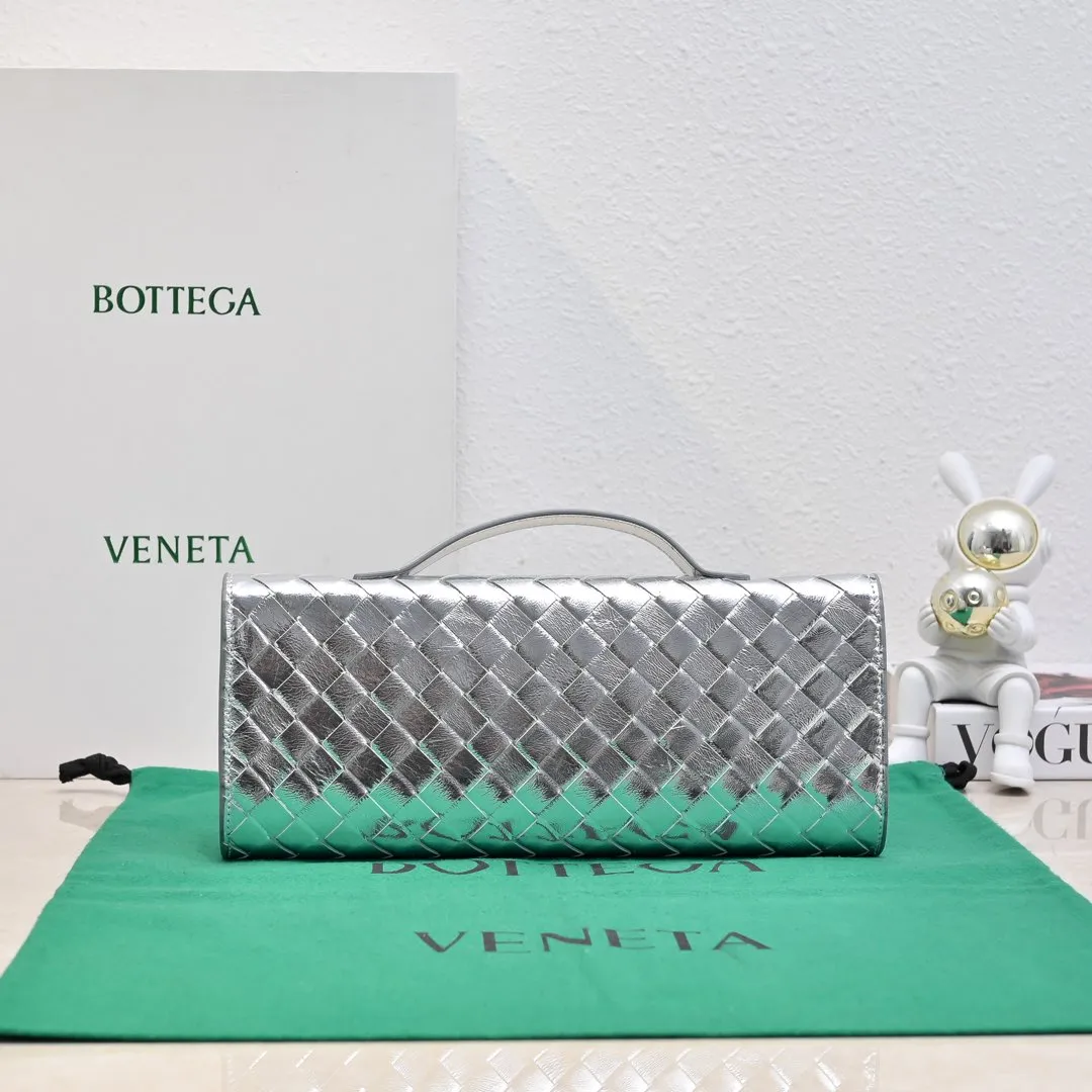 The batch of 1360 BV Andiamo evening handbags has been heavily planted again~ The designer aesthetics in the era of economic downturn are back. I fall in love with it at first sight and can't put it down. It's so beautiful and full of aura. The shape and texture are very competitive. It's light in weight and has sufficient capacity. It's a must-have for fashionistas. It's suitable for many occasions, minimalist, high-end and light luxury. Model No.: 741511 Size: 31*13*3cm
